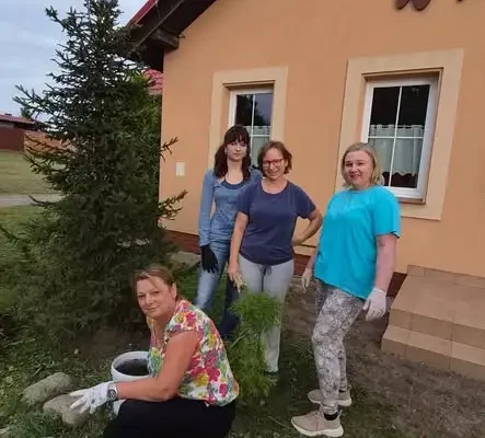 Kulów: mieszkańcy posprzątali wieś i posadzili hortensje przy sali wiejskiej