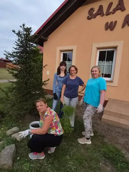Kulów: mieszkańcy posprzątali wieś i posadzili hortensje przy sali wiejskiej