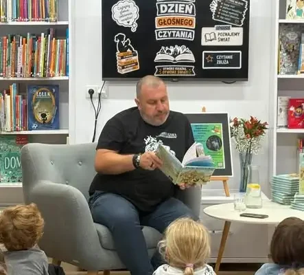 Dzień Głośnego Czytania w głogowskiej bibliotece – klasa 2c spotkała się z pisarzem Piotrem Kościelnym