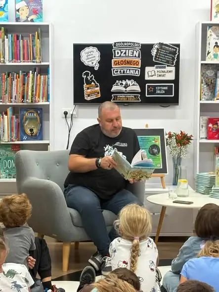 Dzień Głośnego Czytania w głogowskiej bibliotece – klasa 2c spotkała się z pisarzem Piotrem Kościelnym