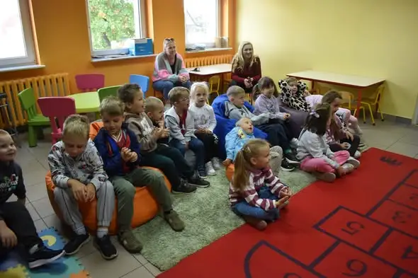 Światowy Dzień Zwierząt w bibliotece – przedszkolaki spotkały jamnika