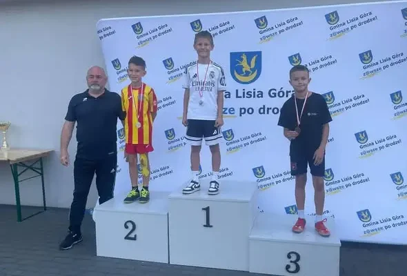 Lekkoatletyczne zmagania szkół z gminy Lisia Góra – sportowa rywalizacja w plenerze