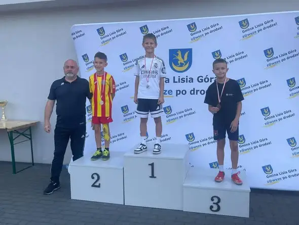 Lekkoatletyczne zmagania szkół z gminy Lisia Góra – sportowa rywalizacja w plenerze