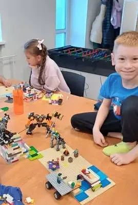 Nowe platformy i klocki na zajęciach LEGO – dzieci budują bez ograniczeń