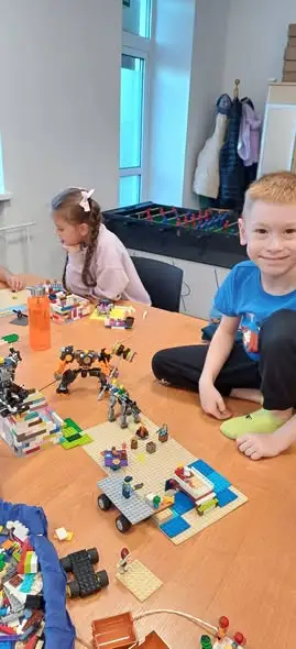 Nowe platformy i klocki na zajęciach LEGO – dzieci budują bez ograniczeń