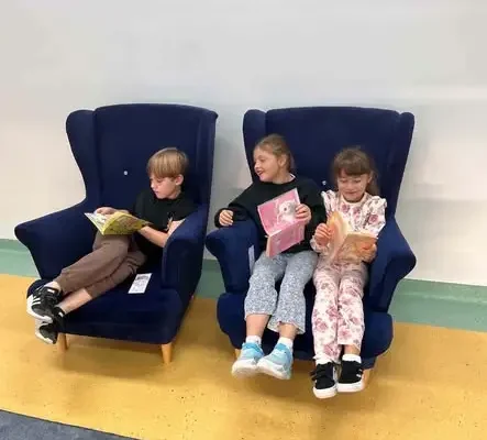 Pasowanie na czytelników – pierwszoklasiści w szkolnej bibliotece