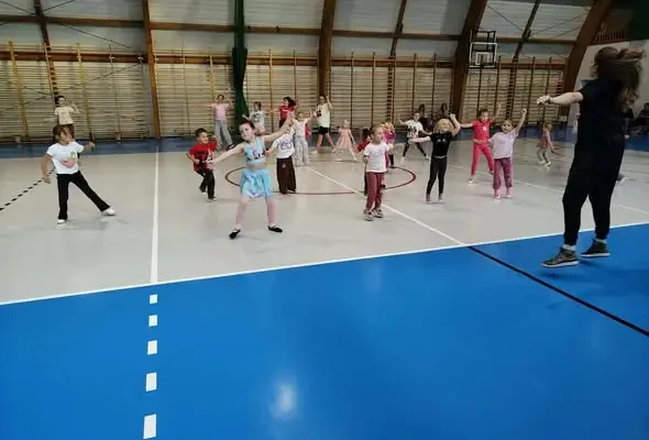 Zumba w GOKiS – darmowe zajęcia dla dzieci i dorosłych