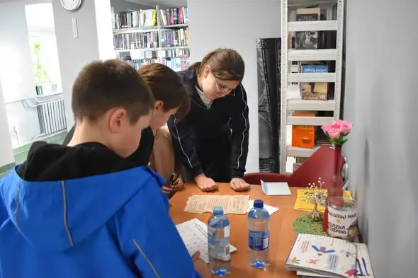 Noc Bibliotek w Białołęce – detektywistyczna przygoda i spotkanie z Piotrem Kościelnym