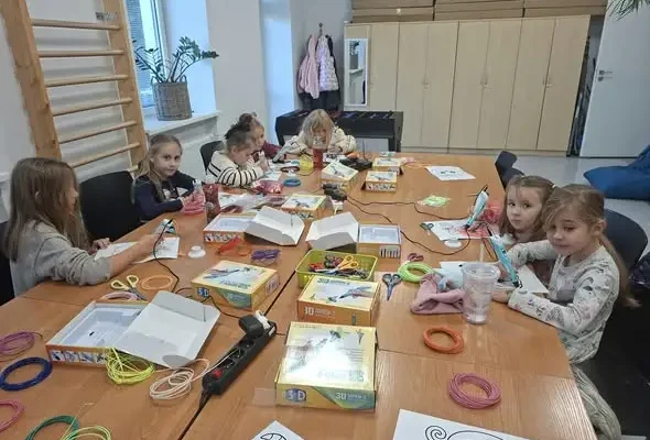 Długopis 3D na zajęciach manualnych – halloweenowe dzieła dzieci