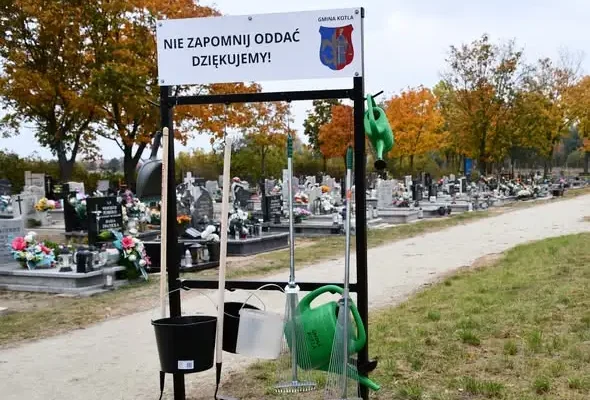 Bezpłatne narzędzia na cmentarzach w gminie Kotla – ułatwienie dla odwiedzających