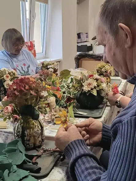Jesienne warsztaty seniorów w gminie Jerzmanowa – dynie zamieniły się w bukiety