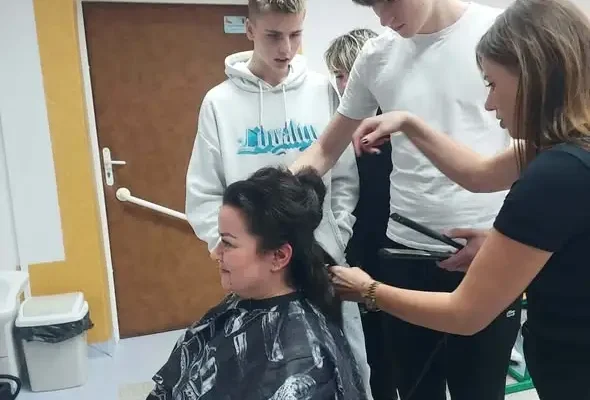 Fryzjerzy odwiedzili uczniów – lekcja doradztwa zawodowego w praktyce
