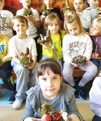 Klasa 1d tworzy jesienny las z darów natury