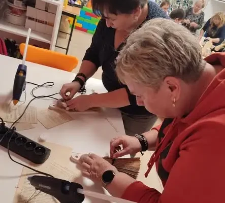 Deska kuchenna zamieniła się w rękodzieło – seniorkowanie w Przedmościu