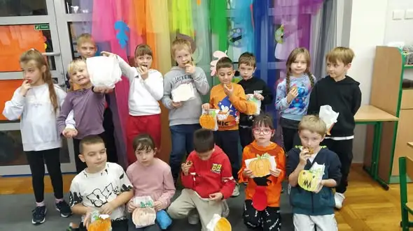 Dyniowa lekcja w klasie 1d – uczniowie połączyli naukę z pieczeniem ciasteczek